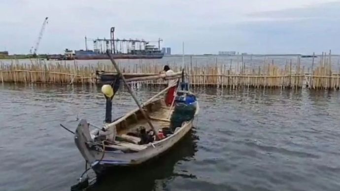 Nelayan melintas di sekitar pagar laut yang terbuat dari bambu sepanjang 1,5 kilometer yang membentang di Perairan Kamal Muara, Penjaringan Jakarta Utara