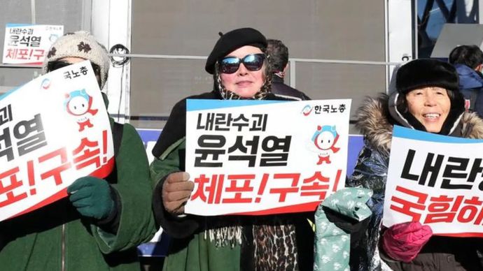 Masyarakat menghadiri rapat umum mendukung penangkapan Presiden Korea Selatan Yoon Suk-yeol di dekat kediaman presiden di Seoul, Korea Selatan, 15 Januari 2025. 