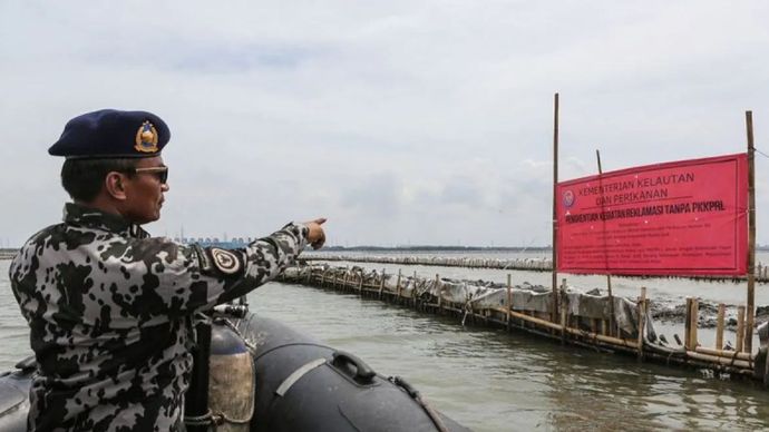 Arsip foto - Petugas menunjukan papan segel pagar laut di Pesisir Tarumajaya, Kabupaten Bekasi, Jawa Barat, Rabu (15/1/2025). Direktorat Jenderal Pengawasan Sumber Daya Kelautan dan Perikanan (PSDKP) Kementerian Kelautan dan Perikanan (KKP) melakukan