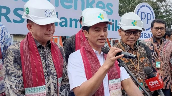 Wakil Menteri Kesehatan (Wamenkes) Dante Saksono Harbuwono memberikan keterangan kepada awak media di Medan, Sumatera Utara, Kamis (16/1/2025).