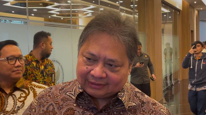 Menteri Koordinator Bidang Perekonomian (Menko Perekonomian) Airlangga Hartarto) 