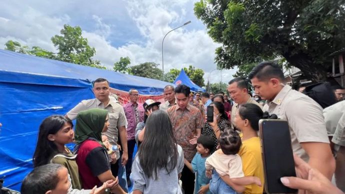 Wakil Presiden Gibran Rakabuming Raka menyambangi warga terdampak kebakaran di kawasan Kemayoran Gempol, Jakarta Pusat, pada Jumat (17/1/2025). 