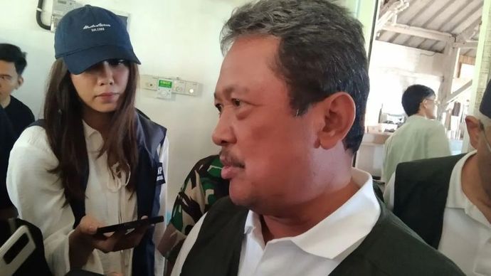 Menteri Kelautan dan Perikanan Sakti Wahyu Trenggono diwawancarai awak media di sela aksi bersih sampah laut di Pantai Kedonganan, Kabupaten Badung, Bali, Minggu (19/1/2025).