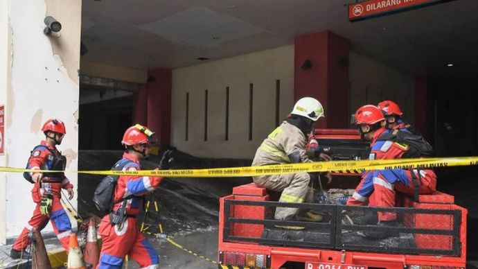 Sejumlah petugas pemadam kebakaran menggunakan kendaraan memasuki gedung lokasi kebakaran Glodok Plaza, Tamansari, Jakarta, Sabtu (18/1/2025). 