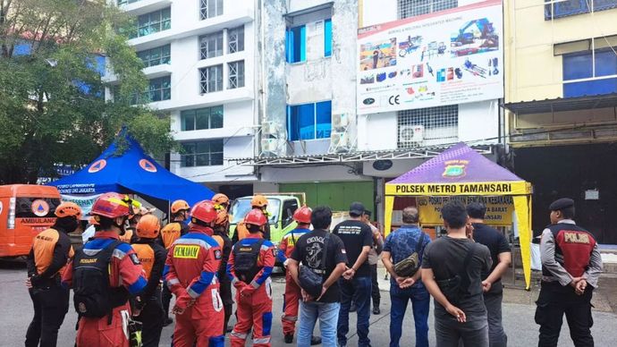 Petugas gabungan melakukan persiapan pencarian korban kebakaran di Glodok Plaza pada Minggu (19/1/2025).