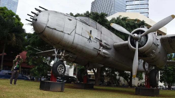 Arsip foto - Wartawan memotret pesawat tempur B-25J Mitchel di Museum Satria Mandala, Jakarta, Kamis (9/2/2023). Museum tersebut merupakan salah satu objek wisata sejarah di Jakarta yang menyimpan berbagai benda bersejarah berkaitan dengan perjuangan