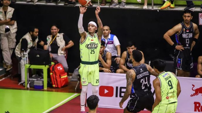 Pemain Pacific Caesar Surabaya Frank V&iacute;ctor Johnson (kiri) berusaha menembak bola tiga poin ke keranjang Hangtuah Jakarta saat pertandingan lanjutan IBL 2025 di GOR Pacific Caesar, Surabaya, Sabtu (18/1/2025).