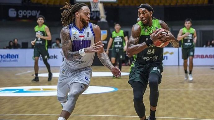 Pebasket Tangerang Hawks Basketball Stephaun B Branch (kiri) berusaha menghentikan pebasket Borneo Hornbills Michael Rashad Qualls (kanan) pada pertandingan Indonesia Basketball League (IBL) 2025 di Indoor Stadium Sport Centre, Kabupaten Tangerang, B <b>(Dok.Antara)</b>