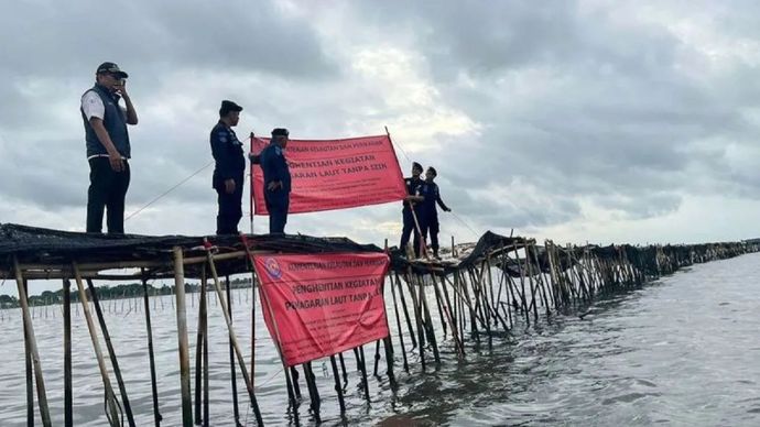 Ilustrasi - Sejumlah petugas Direktorat Jenderal Pengawasan Sumber Daya Kelautan dan Perikanan (PSDKP) Kementerian Kelautan dan Perikanan (KKP) menyegel lokasi pemagaran laut sepanjang 30,16 km di perairan pesisir Tangerang, Banten, Kamis 9 Januari 2