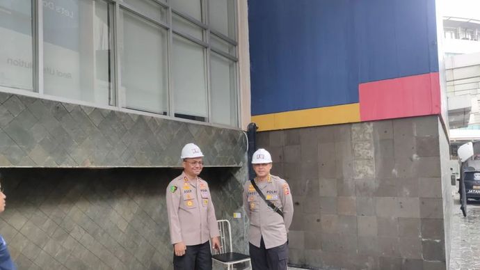 Kabid DVI Rodokpol Pusdokkes Mabes Polri Kombes Pol Ahmad Fauzi bersama tim bersiaga di luar Glodok Plaza, Tamansari, Jakarta Barat untuk melakukan olah TKP, Senin (20/1/2025). 