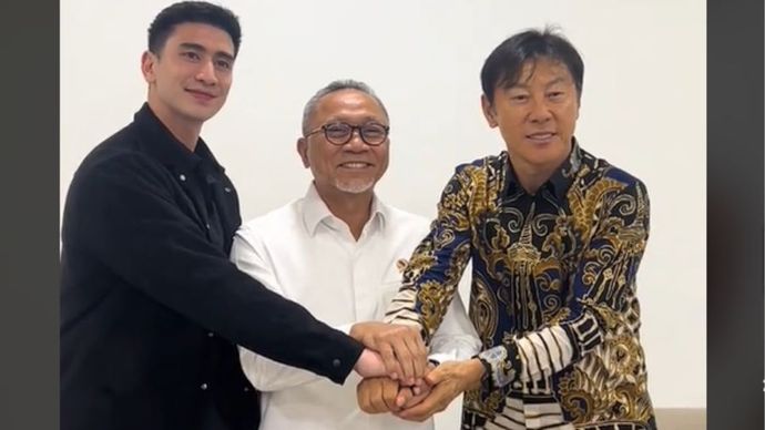 Mantan pelatih Timnas Indonesia, STY (kiri), bersama dengan anggota DPR-RI Verrel Bramasta (kanan) dan Menteri Koordinator Perekonomian bidang Pangan, Zulkifli Hasan (tengah).