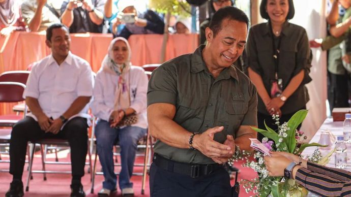 Arsip foto - Calon Gubernur Jawa Tengah nomor urut 1 Andika Perkasa (tengah) disaksikan pasangannya calon Wakil Gubernur Jawa Tengah Hendrar Prihadi (kiri) mengambil surat suara Pilkada 2024 sebelum melakukan pencoblosan di TPS 3 Lempongsari, Semarang, Jawa Tengah