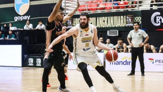 Kesatria Bengawan Solo (KBS) mencatatkan sejarah luar biasa dalam lanjutan pertandingan IBL GoPay 2025 saat meraih kemenangan impresif 95-66 atas Bima Perkasa Jogja (BPJ) di GOR Pancasila, Yogyakarta, pada Minggu, 19 Januari 2025.