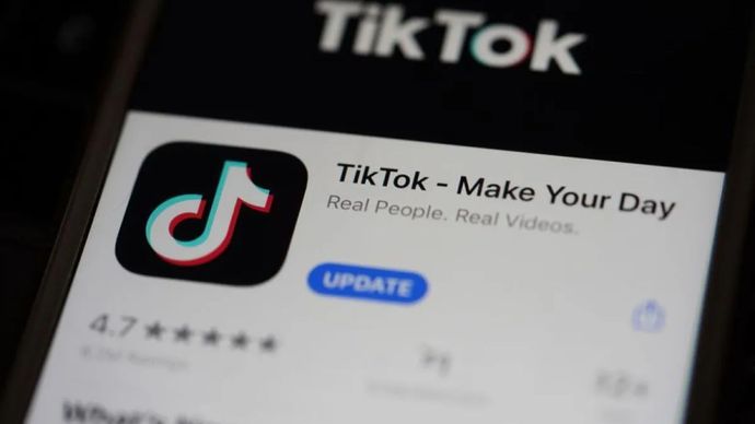 Logo TikTok terlihat di layar ponsel pintar di Arlington, Virginia, Amerika Serikat, pada 30 Agustus 2020