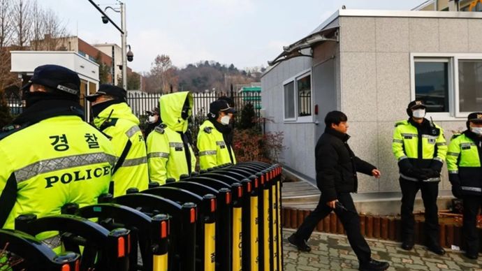 Pihak berwenang Korea Selatan pada Senin (20/1/2025) memecat sedikitnya empat komandan militer senior terkait dekrit darurat militer singkat yang diumumkan Presiden Yoon Suk Yeol​​​​​​​, sebagaimana laporan kantor berita Yonhap.