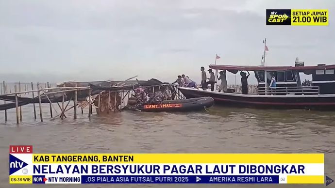 Pembongkaran pagar laut di perairan pesisir Kabupaten Tangerang Banten dilakukan tim gabungan TNI Angkatan Laut.