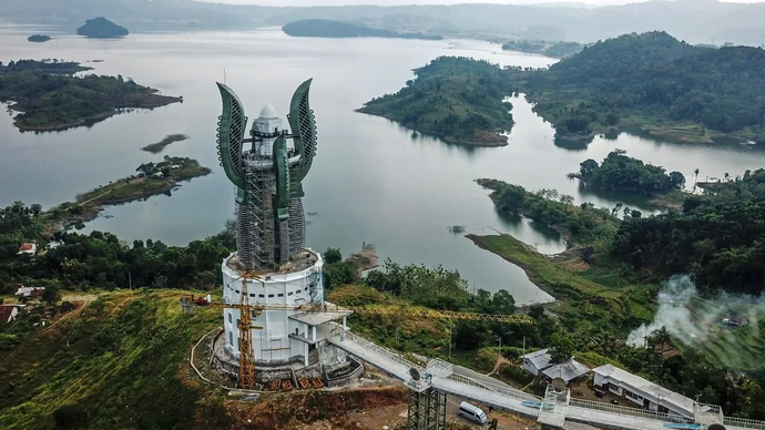 Ilustrasi - Foto udara proyek pembangunan Menara Kujang Sepasang dengan pemandangan langsung ke Waduk Jatigede di Jatigede, Kabupaten Sumedang, Jawa Barat, Selasa (13/6/2023). 