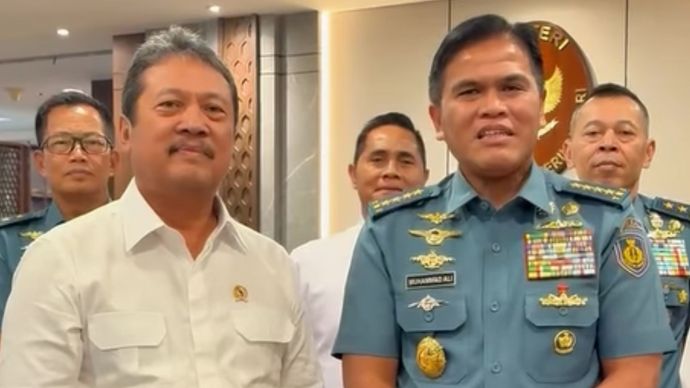 Kepala Staf Angkatan Laut (Kasal)  Laksamana TNI Muhammad Ali dan Menteri Kelautan dan Perikanan, Sakti Wahyu Trenggono