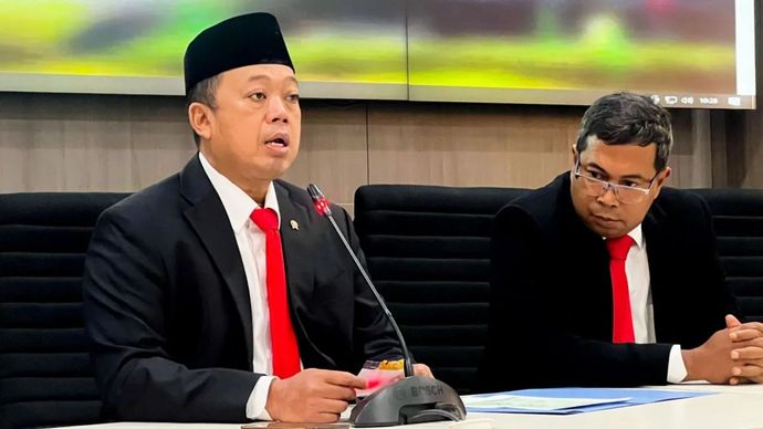 Menteri Agraria dan Tata Ruang/Kepala Badan Pertanahan Nasional (ATR/BPN) Nusron Wahid (kiri) dalam jumpa pers terkait pagar laut Tangerang, Banten, di Jakarta, Senin 20 Januari 2025.