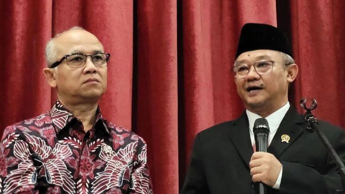 Menteri Pendidikan Dasar dan Menengah (Mendikdasmen) Abdul Mu'ti (kanan) dalam konferensi pers di Jakarta, Senin (20/1/2025). 