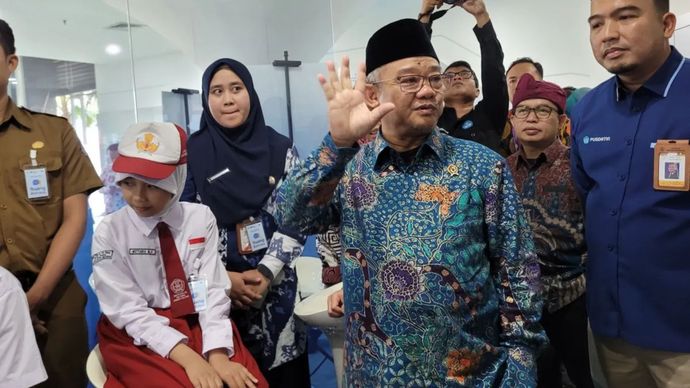 Menteri Pendidikan Dasar dan Menengah (Mendikdasmen) Abdul Mu'ti (kanan) di Jakarta, Selasa (21/1/2025). 