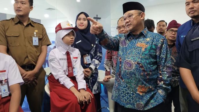 Menteri Pendidikan Dasar dan Menengah (Mendikdasmen) Abdul Mu'ti (kedua kanan) dan Kepala Pusdatin Kemendikdasmen Yudhistira Nugraha (kanan) saat meninjau tampilan antaramuka aplikasi Rumah Pendidikan di Pusat Data dan Teknologi Informasi (Pusdatin) Kemendikdasmen, Ciputat, Tangerang Selatan, Banten, Selasa (21/1/2025).