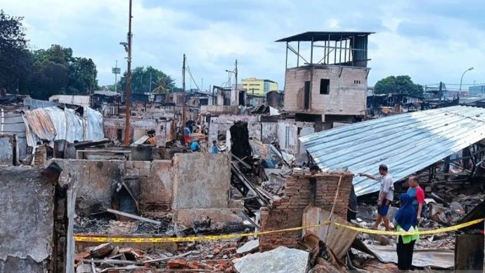 Suasana pemukiman padat penduduk yang hangus terbakar di Jakarta, Selasa 21 Januari 2025.