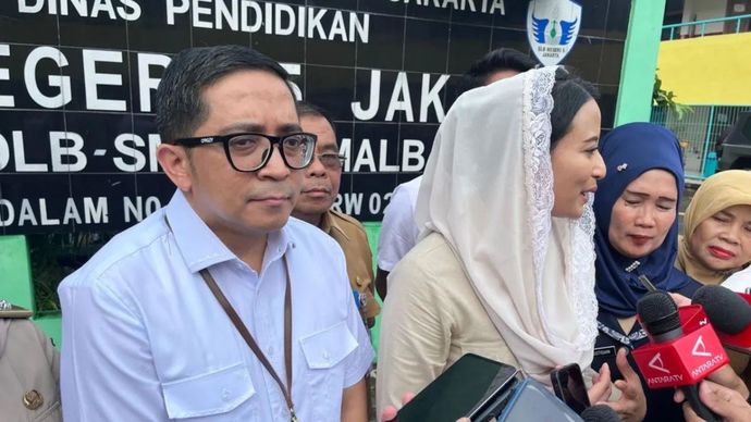 Juru Bicara Kantor Kepresidenan Philips Vermonte saat menyampaikan keterangan terkait Program Makan Bergizi Gratis (MBG) usai meninjau pelaksanaan program tersebut di SLB Negeri 5, Jakarta Barat, Selasa 21 Januari 2025.