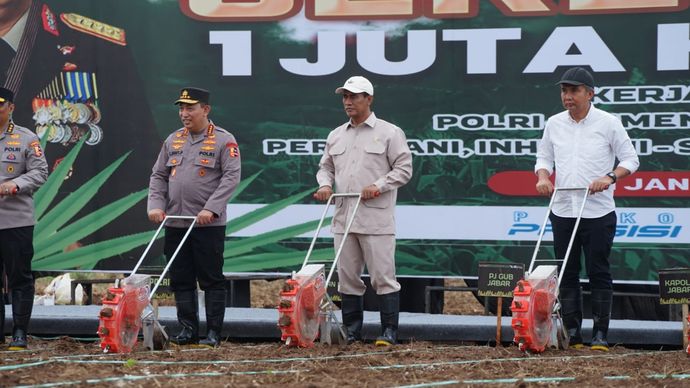 Menteri Pertanian Andi Amran Sulaiman bersama Kepala Kepolisian Negara Republik Indonesia (Kapolri) Jenderal Listyo Sigit Prabowo memimpin kegiatan tanam jagung serentak seluas 1 juta hektar yang melibatkan 19 provinsi di Indonesia/Ist