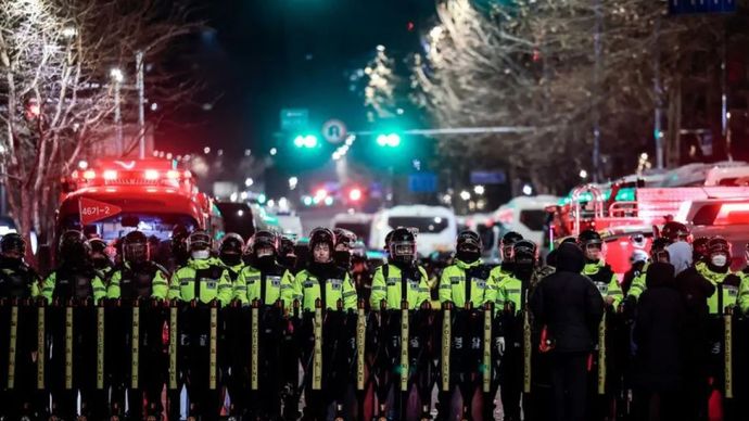 Foto yang diambil pada 19 Januari 2025 menunjukkan polisi dikerahkan di dekat Pengadilan Distrik Seoul Barat di Seoul, Korea Selatan. 