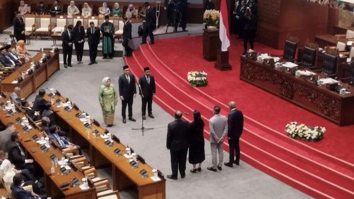 Tiga orang dilantik menjadi Anggota DPR RI dengan Pergantian Antar Waktu (PAW) dalam Rapat Paripurna di Kompleks Parlemen, Jakarta, Selasa (21/1/2023). 