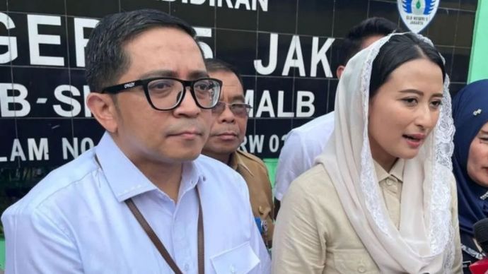 Juru Bicara Kantor Komunikasi Kepresidenan (Presidential Communication Office/PCO) Philips Jusario Vermonte (kiri) dan Wakil Menteri Perdagangan (Wamendag) Dyah Roro Esti Widya Putri (dua kiri) memberikan keterangan pers usai meninjau pelaksanaan Program Makan Bergizi Gratis (MBG) di Sekolah Luar Biasa (SLB) Negeri 5, Jakarta, Selasa (21/1/2025).