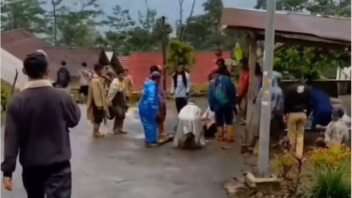 Banjir di Pekalongan tewaskan 15 orang.