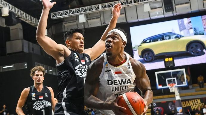 Pebasket Dewa United Banten Lester Prosper (kanan) berebut bola dengan pebasket Rans Simba Bogor Galank Gunawan (kiri) pada pertandingan Indonesia Basketball League (IBL) 2025 di Dewa United Arena, Kabupaten Tangerang, Banten, Minggu (19/1/2025).