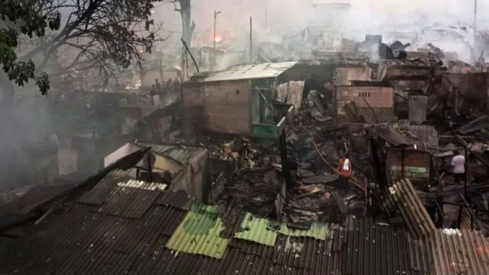 Kondisi kebakaran rumah padat penduduk di Kemayoran Gempol, Jakarta Pusat, Selasa (21/1/2025).