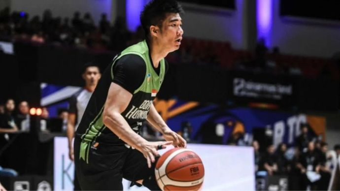 Pebasket Borneo Hornbills Hans Abraham dalam pertandingan IBL 2025.