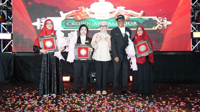 Pada tanggal 19 Januari 2025, di atas panggung K-Link Recognition Day Jakarta 2025 yang diadakan di Ballroom mewah Lantai 5, K-Link Tower, Kuningan, Jakarta Selatan; Ibu Hesti Rina Zulaichah, Ibu Sri Sakti Andayani, dan Ibu Giacinta Ema, membagikan c