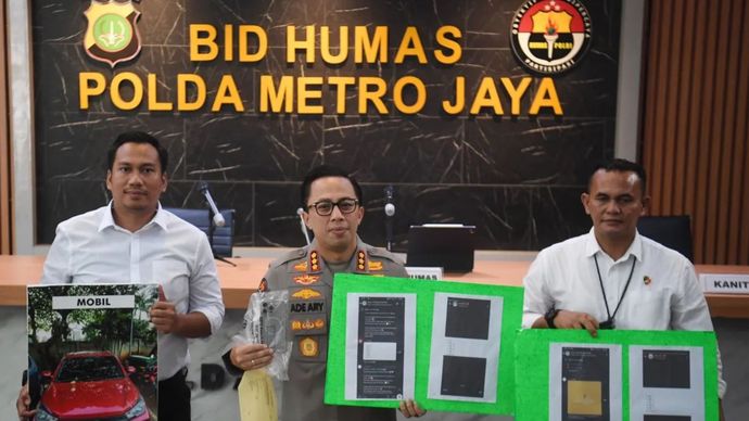 Kabid Humas Polda Metro Jaya Kombes Pol Ade Ary Syam Indradi (tengah) didampingi Kasubdit IV AKBP Herman WS (kiri) dan Kanit IV Kompol Poltar Aksi Lumban Gaol (kanan) menunjukkan barang bukti kasus penipuan berskema ponzi dengan tersangka berinisial SFM di Polda Metro Jaya, Jakarta, Sabtu 18 Januari 2025.