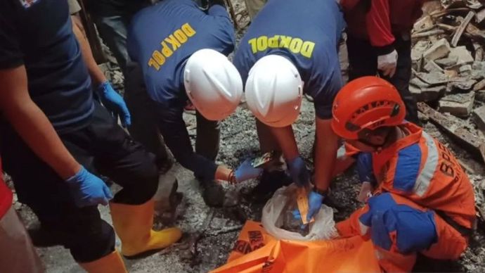 Petugas mengevakuasi potongan jenazah korban kebakaran di lantai delapan gedung Glodok Plaza, Tamansari, Jakarta Barat, Rabu (22/1/2025). 