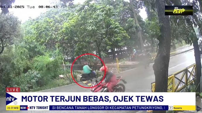 Pengemudi ojol, Suherman (64), warga Kampung Bahari, tewas di tempat usai motornya terperosok di saluran air.