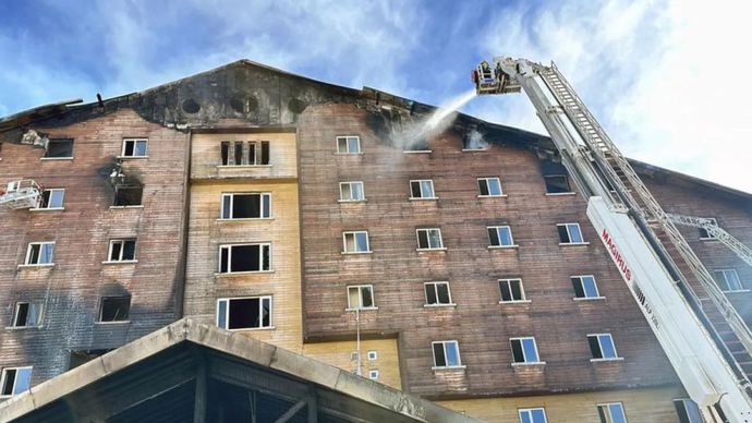 Petugas pemadam kebakaran bekerja di lokasi kebakaran di Resor Ski Kartalkaya di Bolu, T&uuml;rkiye, 21 Januari 2025. Kebakaran terjadi di sebuah hotel di Resor Ski Bolu Kartalkaya sekitar pukul 03.30 waktu setempat (07.30 WIB) di lantai restoran. Sejauh ini, kebakaran tersebut telah menewaskan 66 orang