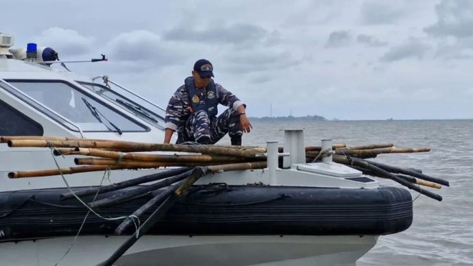 Petugas dari TNI AL saat mengangkut sejumlah pagar laut di pesisir pantai utara (pantura), tepatnya di pantai Tanjung Pasir, Teluknaga, Kabupaten Tangerang, Banten. 