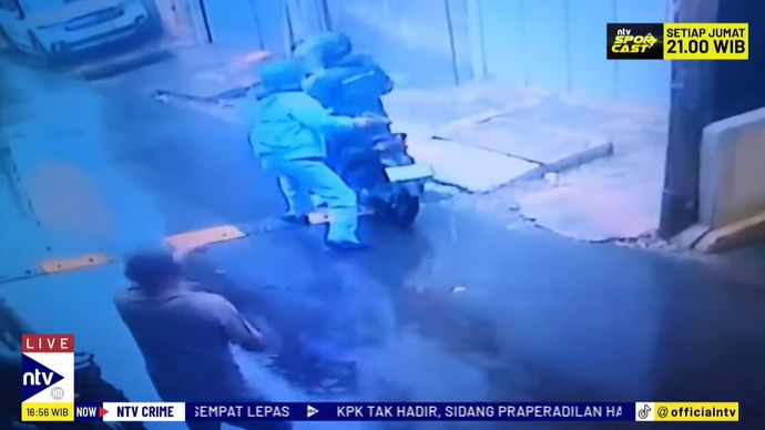 Aksi percobaan pencurian motor yang terparkir di pinggir jalan Sinar Budi, Pejagalan, Penjaringan, Jakarta Utara, terekam kamera CCTV.