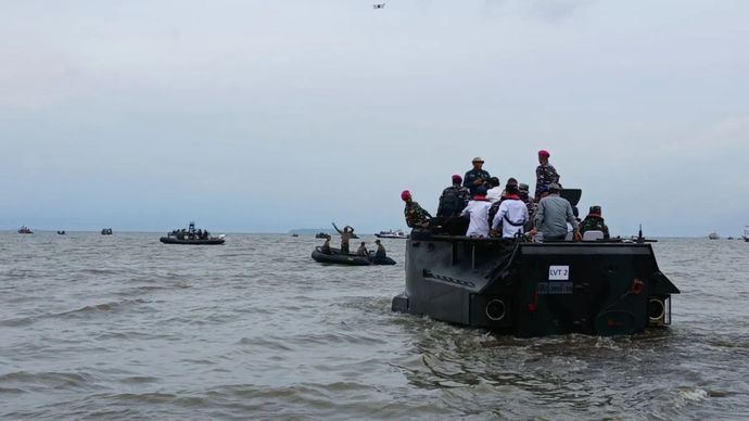 Sebanyak 1.500 personel dari jajaran Tentara Nasional Indonesia (TNI) Angkatan Laut (AL), Kementerian Kelautan dan Perikanan (KKP) beserta nelayan kembali membongkar pagar laut di sepanjang perairan pesisir pantai utara (pantura), Kabupaten Tangerang, Banten pada Rabu.