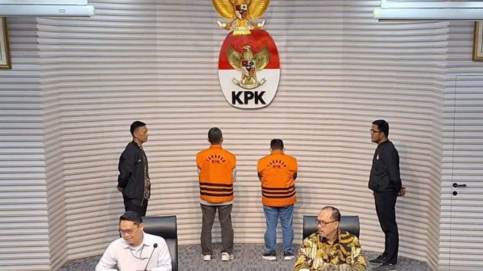  (KPK) menahan Bupati Situbondo Karna Suswandi (kanan)