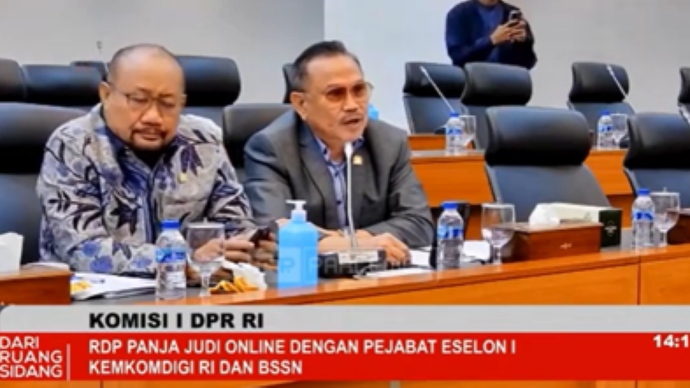  Anggota Komisi I DPR RI Frederik Kalalembang berbicara saat RDP Panja Judi Online dengan Pejabat Eselon I Kemkomdigi RI dan BSSN