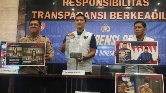 Direktur Tindak Pidana Siber (Dirtipidsiber) Bareskrim Polri Brigjen Pol. Himawan Bayu Aji (tengah) menunjukkan barang bukti potongan video dalam konferensi pers di Gedung Bareskrim Polri, Jakarta, Kamis (23/1/2025). 