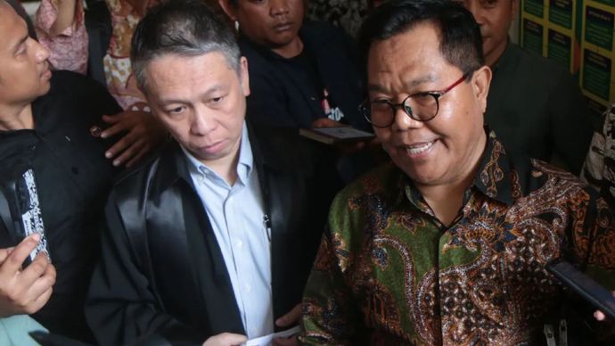 Tim penasihat hukum terdakwa Agus, Dr. Ainuddin (kanan) dan Donny A. Sheyoputra (kiri), memberikan keterangan pers di sela persidangan di Pengadilan Negeri Mataram, NTB, Kamis (23/1/2025). 