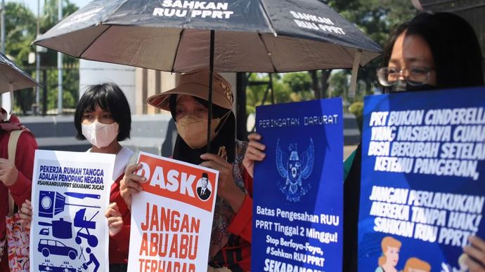 Sejumlah aktivis yang tergabung dalam Koalisi Masyarakat Sipil untuk Undang-Undang PPRT memajang poster di depan Kompleks Parlemen, Senayan, Jakarta, Selasa (17/9/2024). 