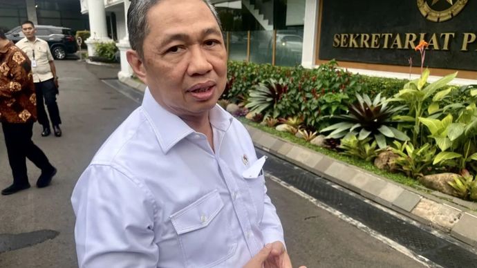 Wakil Menteri Luar Negeri (Wamenlu) Anis Matta melayani permintaan wawancara wartawan selepas sidang kabinet di Kompleks Istana Kepresidenan di Jakarta, Rabu (22/1/2025). 